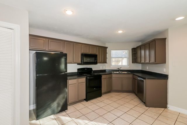 214 N Native Lane, Houston, TX 77022