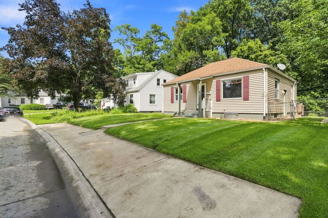 9 Blackhawk Hills Drive, Rock Island, IL 61201