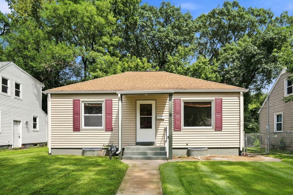 9 Blackhawk Hills Drive, Rock Island, IL 61201