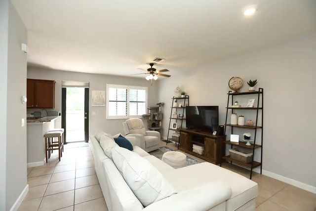 807 E Village Circle, Davie, FL 33325