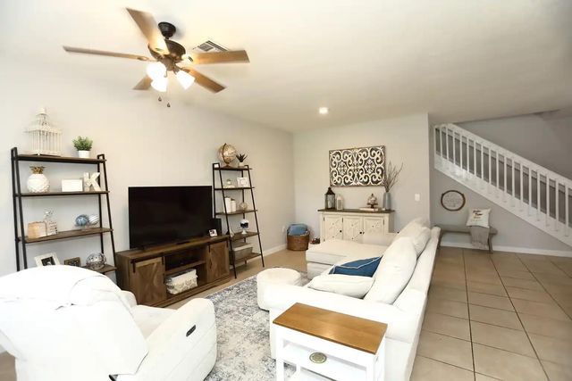 807 E Village Circle, Davie, FL 33325