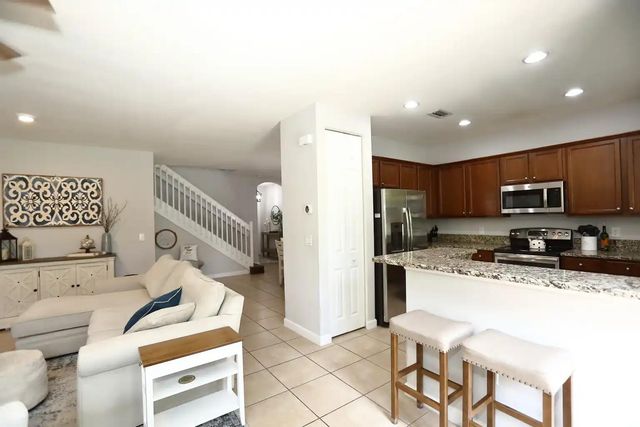 807 E Village Circle, Davie, FL 33325