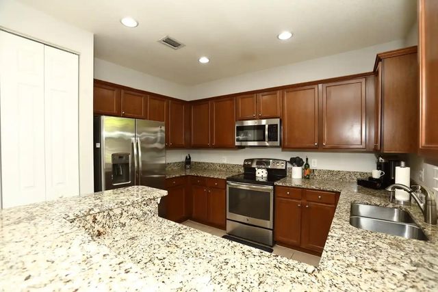 807 E Village Circle, Davie, FL 33325