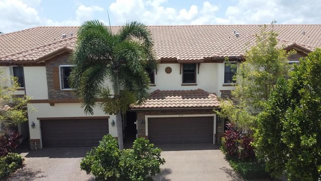 807 E Village Circle, Davie, FL 33325