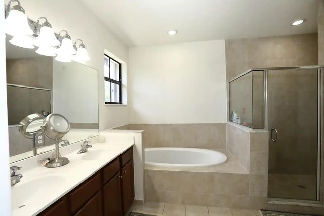 807 E Village Circle, Davie, FL 33325