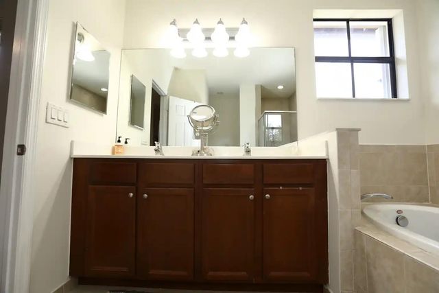 807 E Village Circle, Davie, FL 33325