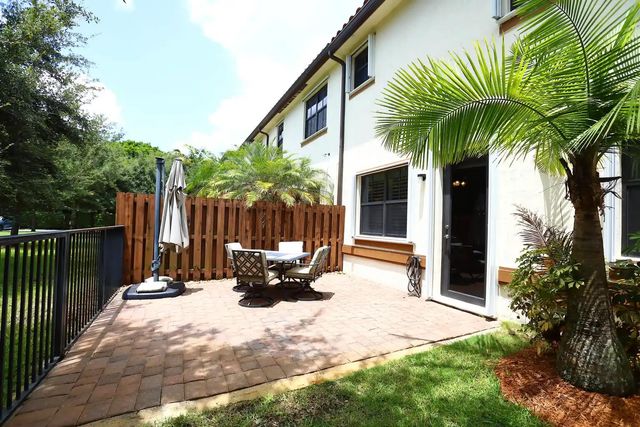 807 E Village Circle, Davie, FL 33325