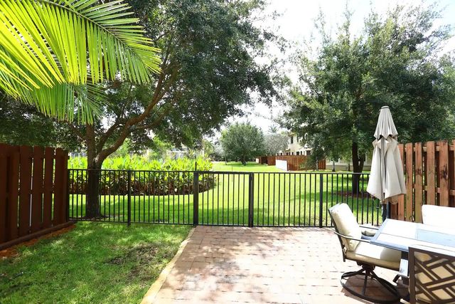 807 E Village Circle, Davie, FL 33325