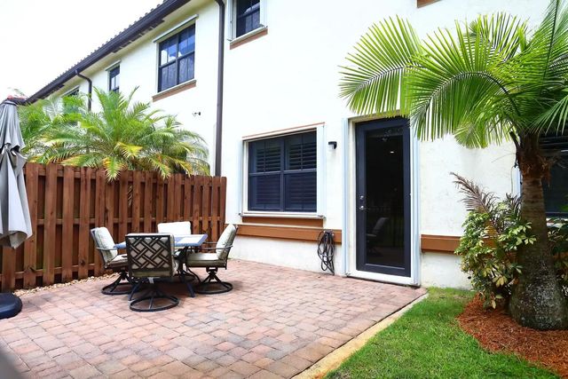 807 E Village Circle, Davie, FL 33325