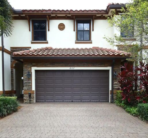807 E Village Circle, Davie, FL 33325