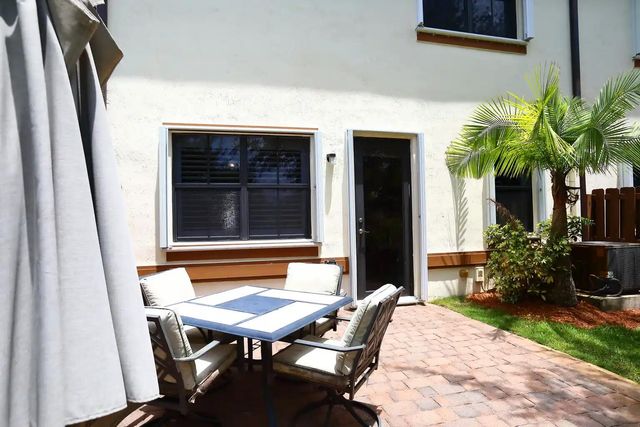 807 E Village Circle, Davie, FL 33325