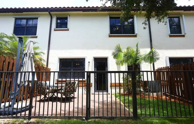 807 E Village Circle, Davie, FL 33325