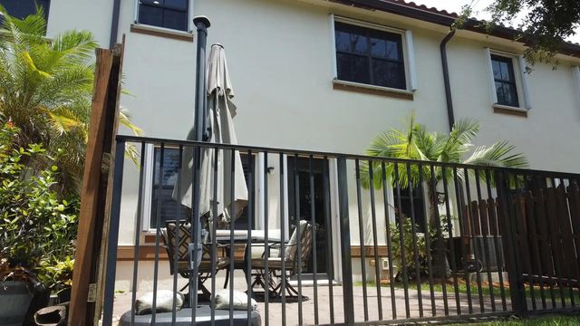 807 E Village Circle, Davie, FL 33325