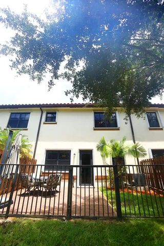 807 E Village Circle, Davie, FL 33325
