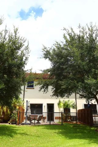 807 E Village Circle, Davie, FL 33325