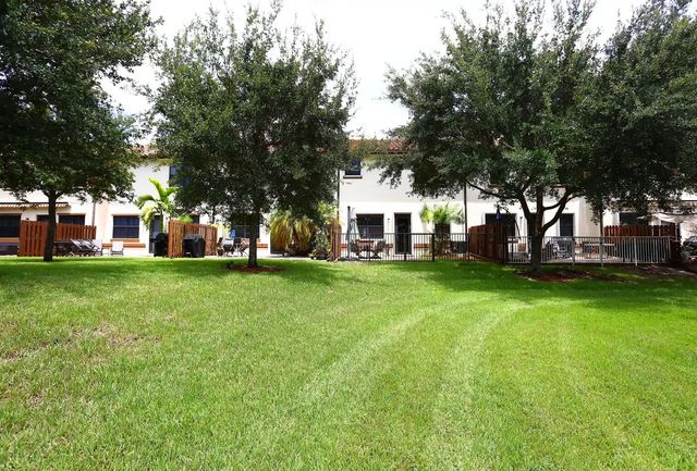 807 E Village Circle, Davie, FL 33325