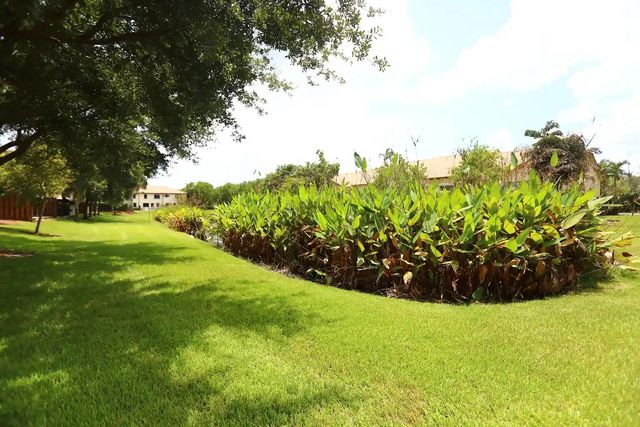 807 E Village Circle, Davie, FL 33325