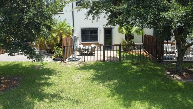 807 E Village Circle, Davie, FL 33325