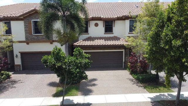 807 E Village Circle, Davie, FL 33325