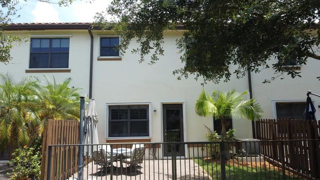 807 E Village Circle, Davie, FL 33325
