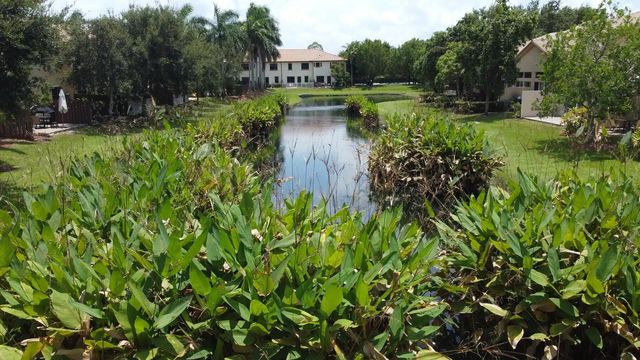 807 E Village Circle, Davie, FL 33325