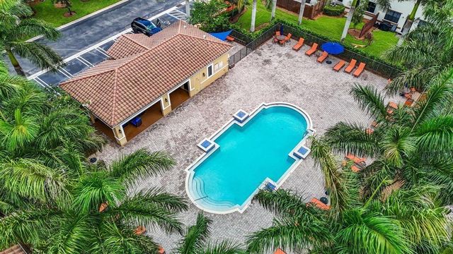 807 E Village Circle, Davie, FL 33325