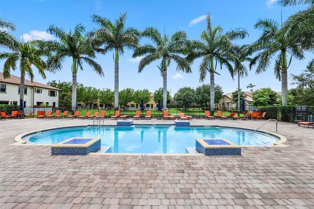 807 E Village Circle, Davie, FL 33325