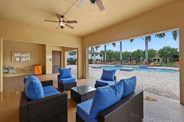 807 E Village Circle, Davie, FL 33325