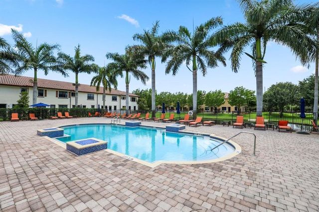 807 E Village Circle, Davie, FL 33325