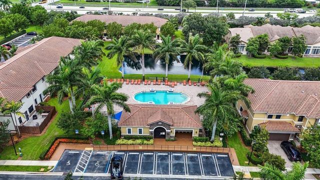 807 E Village Circle, Davie, FL 33325