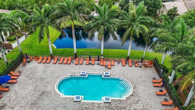 807 E Village Circle, Davie, FL 33325