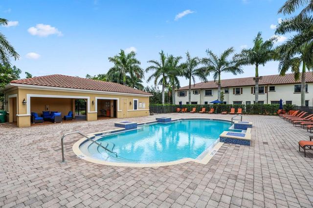 807 E Village Circle, Davie, FL 33325