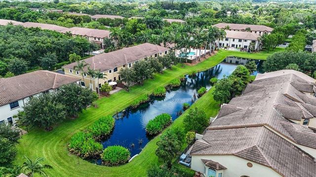 807 E Village Circle, Davie, FL 33325