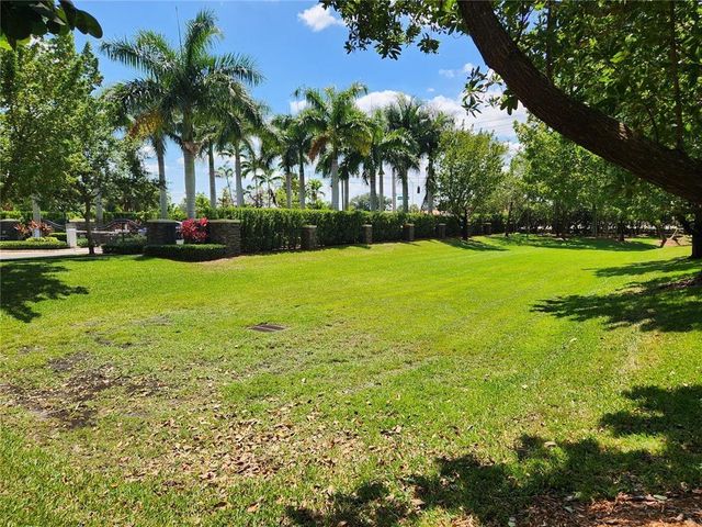 807 E Village Circle, Davie, FL 33325