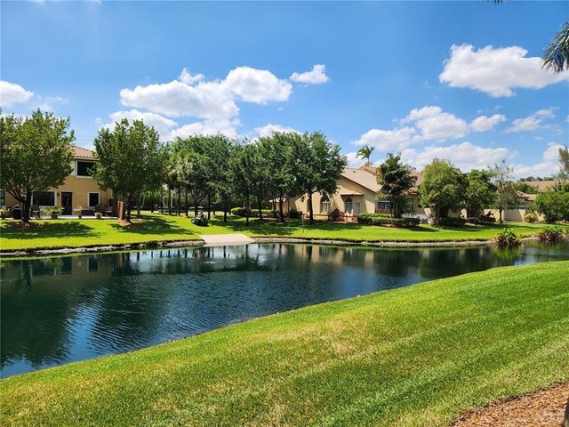 807 E Village Circle, Davie, FL 33325