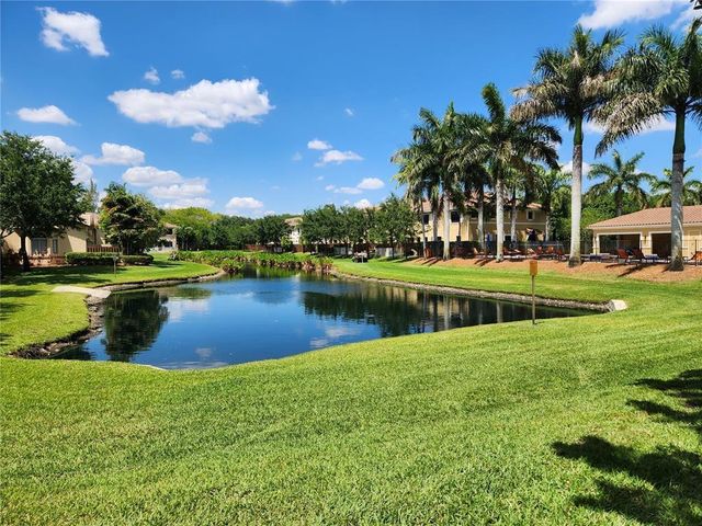 807 E Village Circle, Davie, FL 33325
