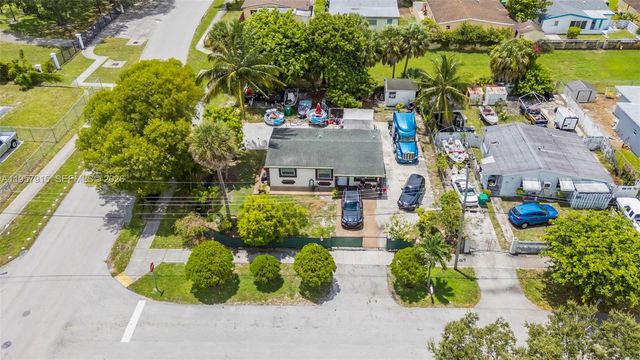 901 NW 34th Ter, Lauderhill, FL 33311