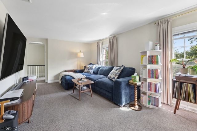 166 Crescent Ave, Waldwick Boro, NJ 07463
