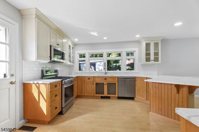 166 Crescent Ave, Waldwick Boro, NJ 07463