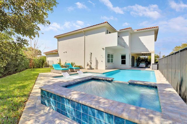 2475 NE Evinrude Circle, Jensen Beach, FL 34957