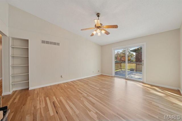 5523 Fireleaf Drive, St Louis, MO 63129