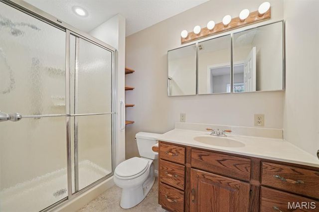 5523 Fireleaf Drive, St Louis, MO 63129