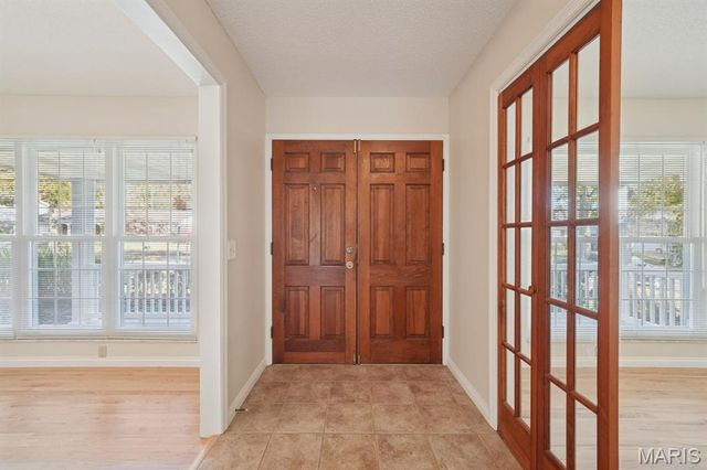 5523 Fireleaf Drive, St Louis, MO 63129