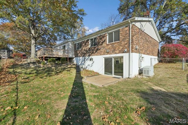 5523 Fireleaf Drive, St Louis, MO 63129