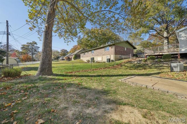 5523 Fireleaf Drive, St Louis, MO 63129