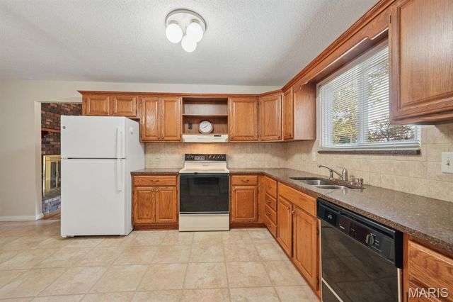 5523 Fireleaf Drive, St Louis, MO 63129