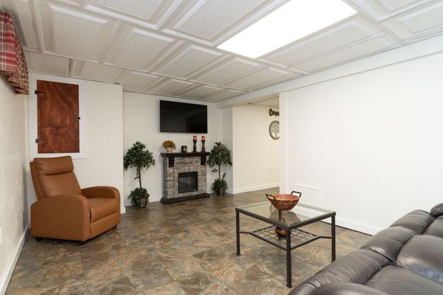 55 S Shore Dr, Sturbridge, MA 01566