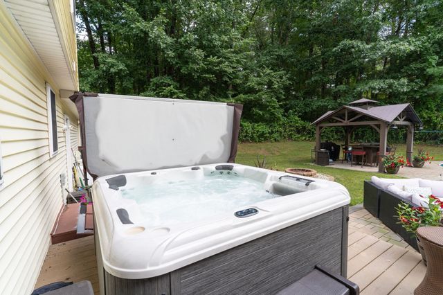 55 S Shore Dr, Sturbridge, MA 01566