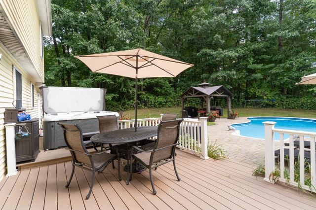 55 S Shore Dr, Sturbridge, MA 01566
