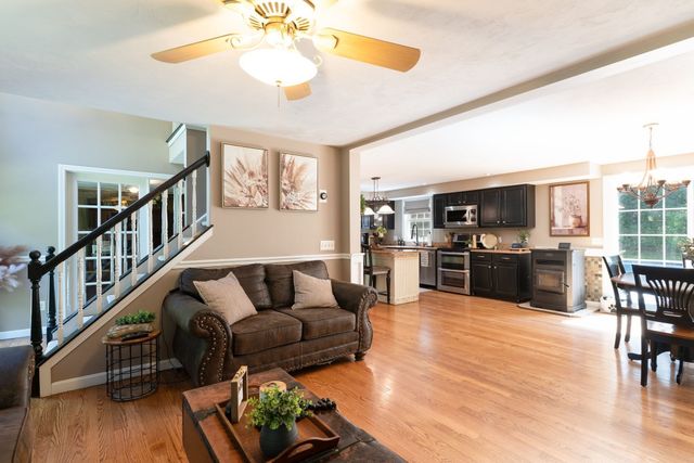 55 S Shore Dr, Sturbridge, MA 01566